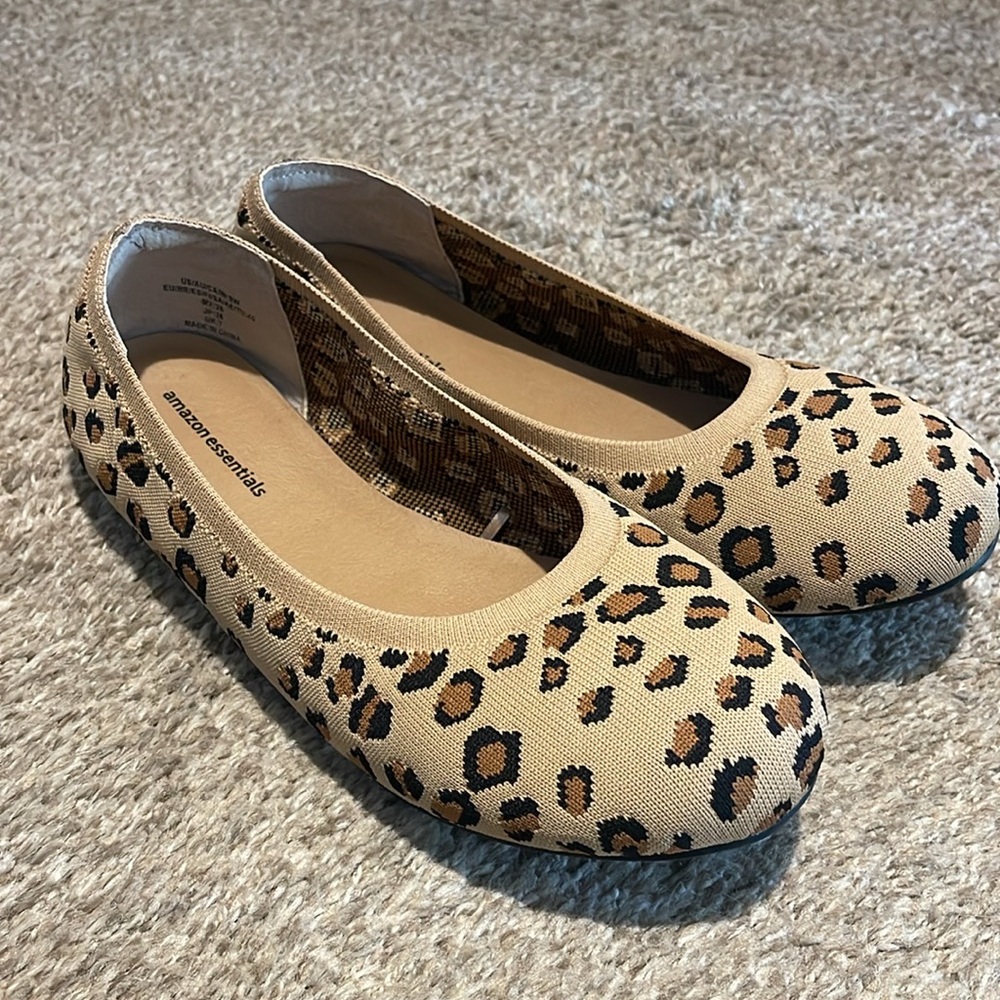 Amazon Essentials Leopard Print flats. Size 9 WIDE